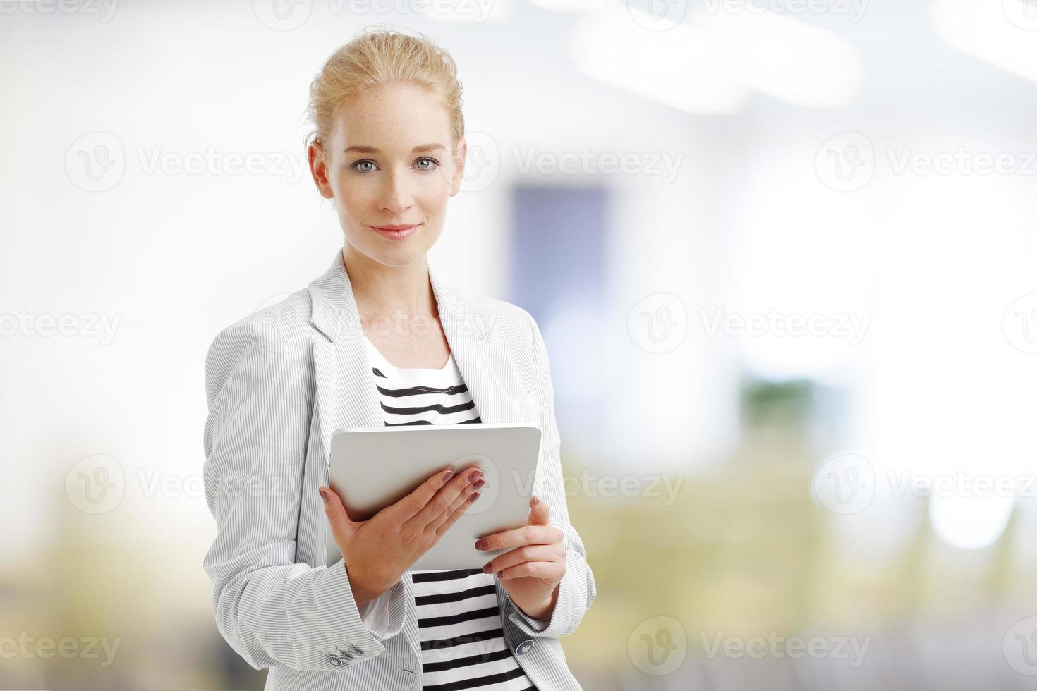 Geschäftsfrau mit digitalem Tablet foto