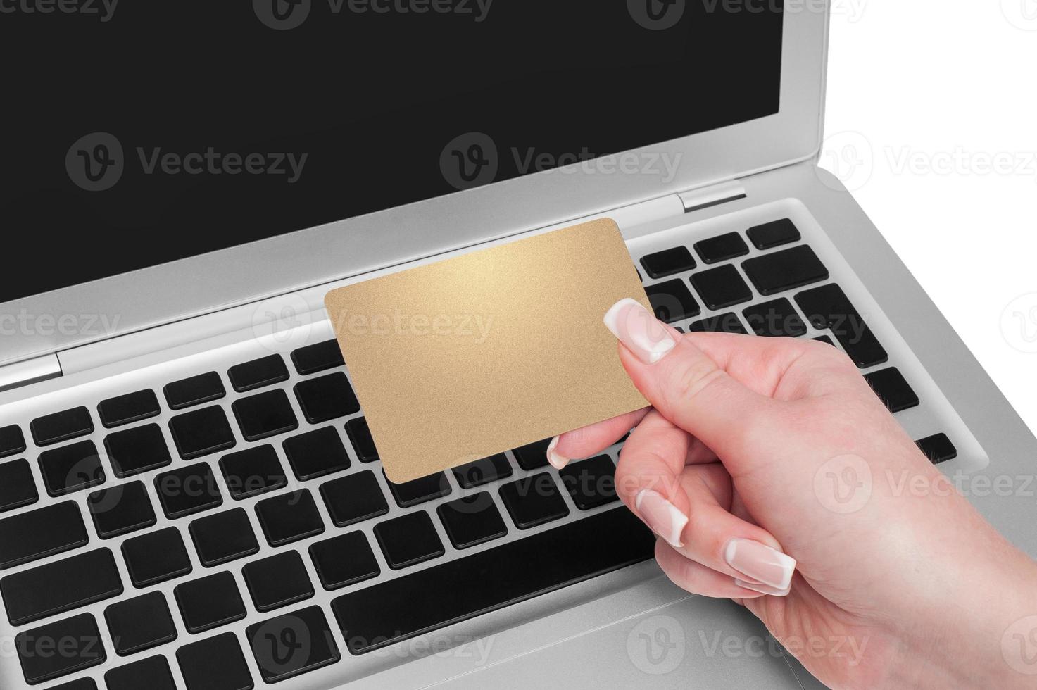 Frau, die goldene Kreditkarte in der Hand hält foto