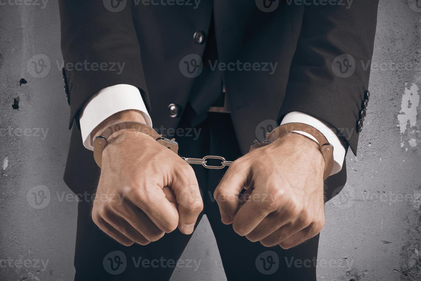 Geschäftsmann mit Handschellen gefesselt foto