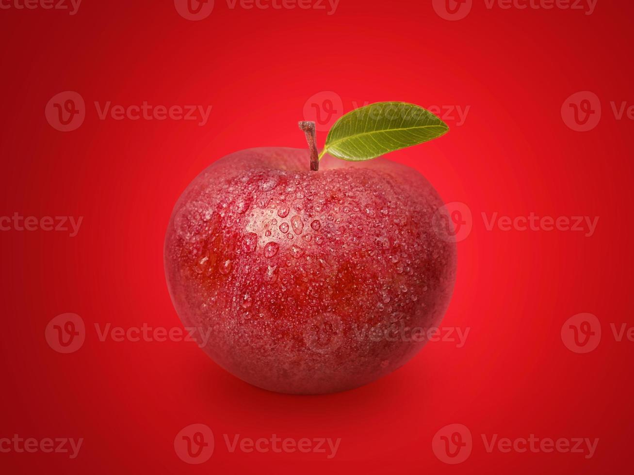 frischer Apfel auf rotem Grund foto