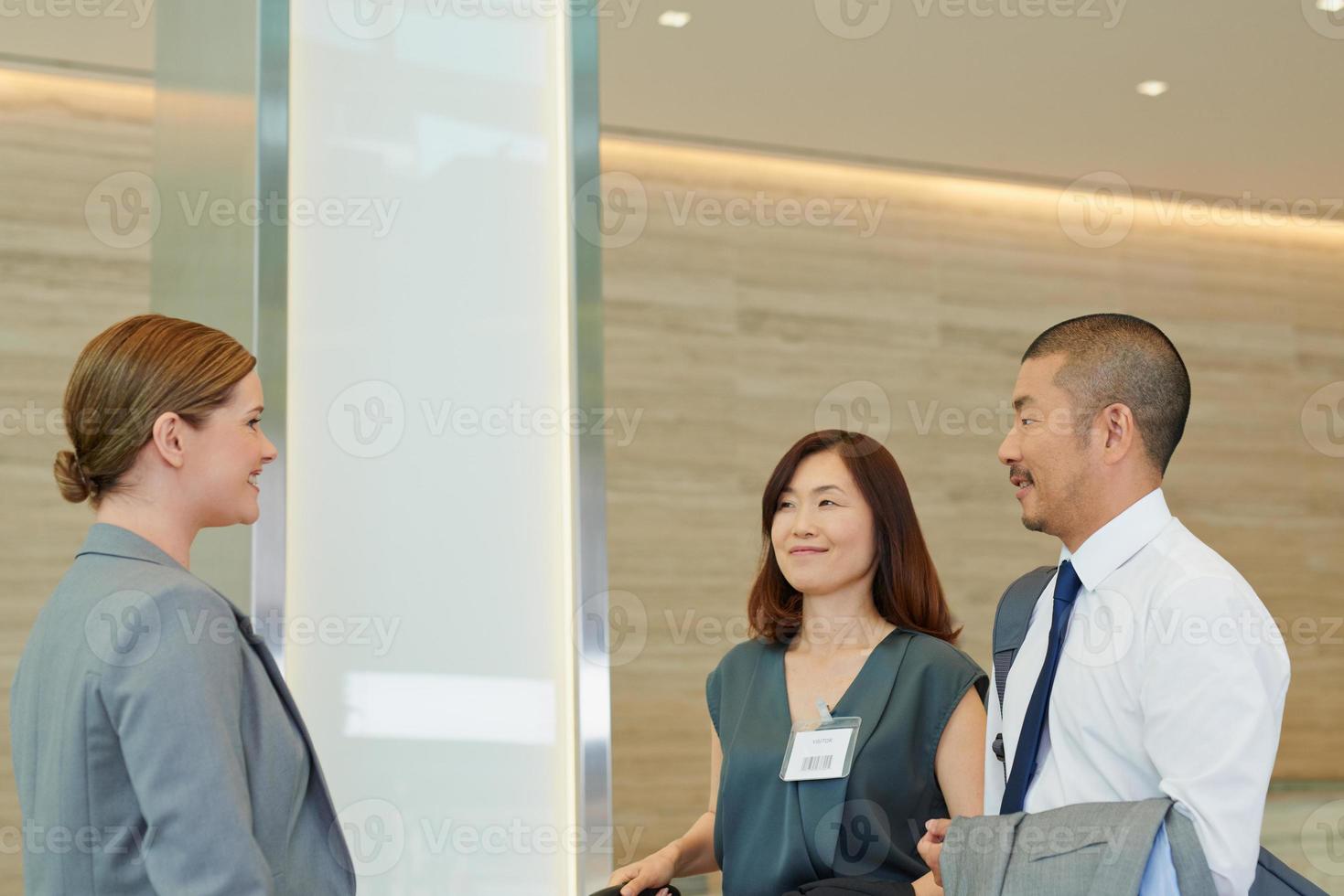 japanische Geschäftsleute, die zum Treffen ankommen foto