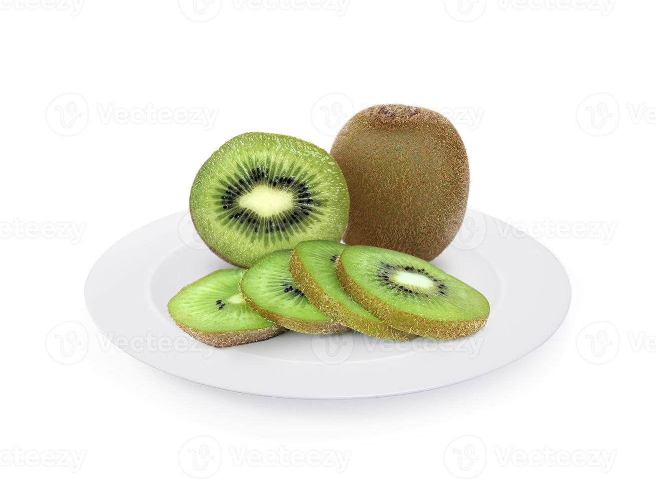 reife ganze Kiwis und halbe Kiwis isoliert auf weißem Hintergrund foto