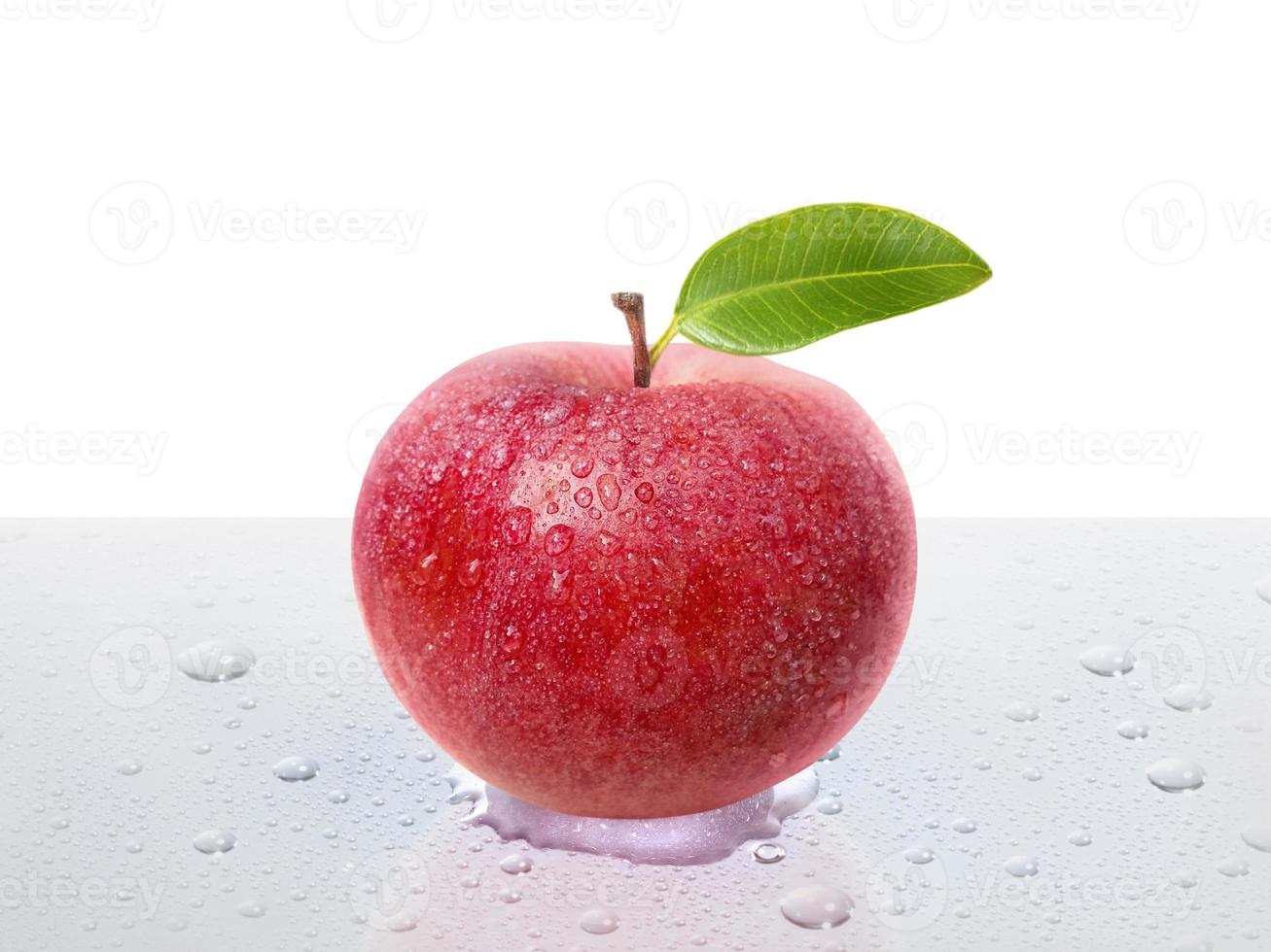 frischer Apfel auf dem Tisch mit Wassertropfen foto
