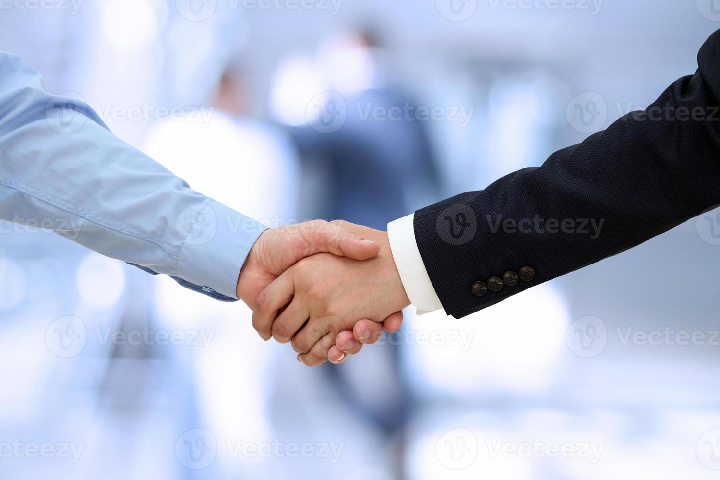 Bild eines festen Händedrucks zwischen zwei Kollegen im Büro foto