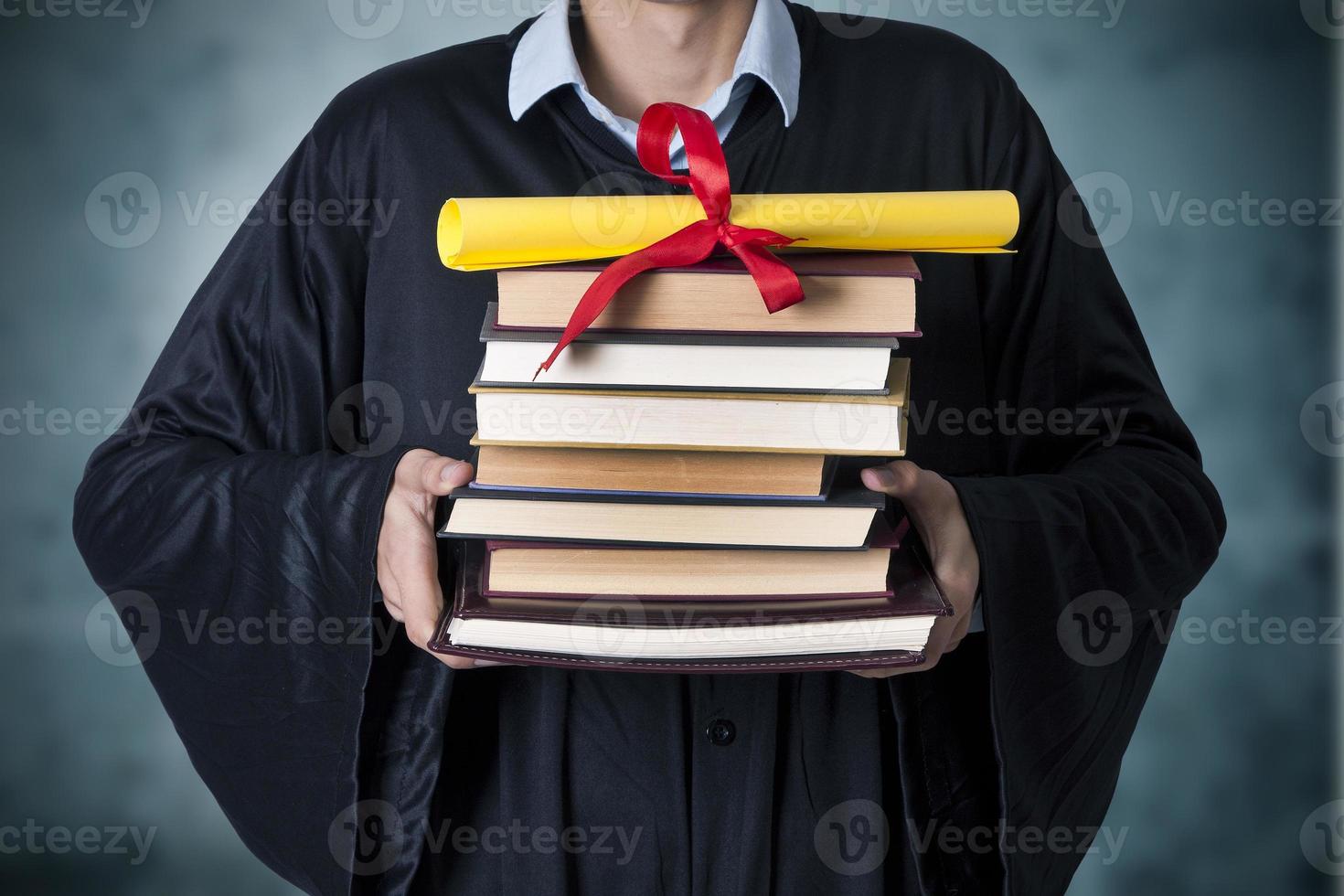 Absolvent mit Büchern und Diplom foto