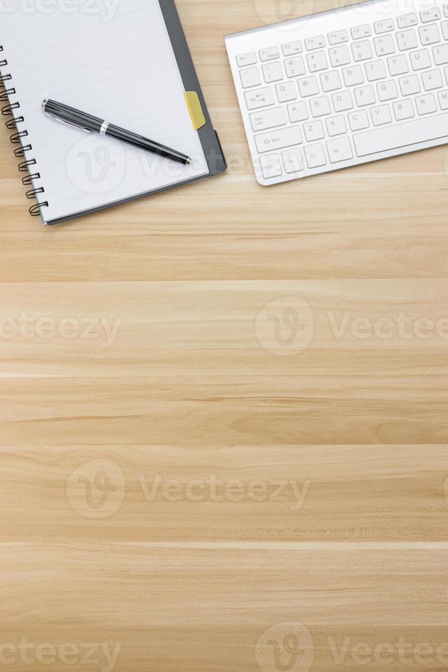 Büromaterial auf dem Holzschreibtisch foto
