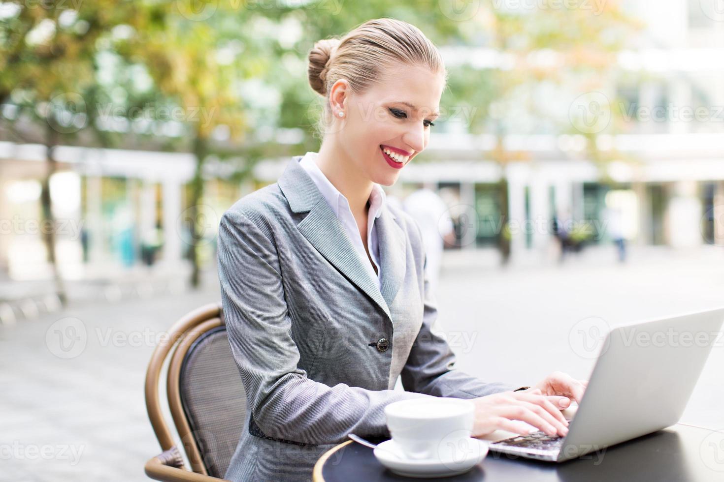 Geschäftsfrau mit Laptop im Café foto