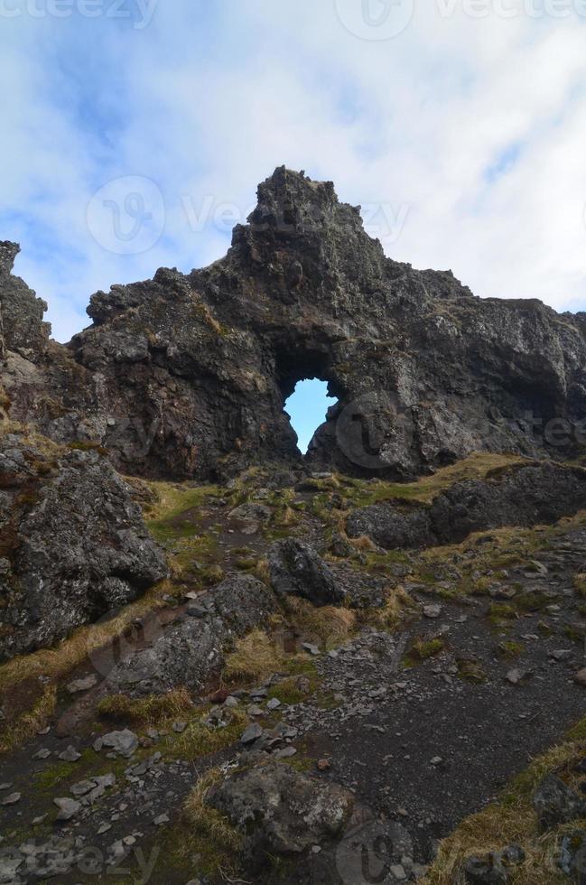 Torbogen durch eine Lavafelsenformation foto