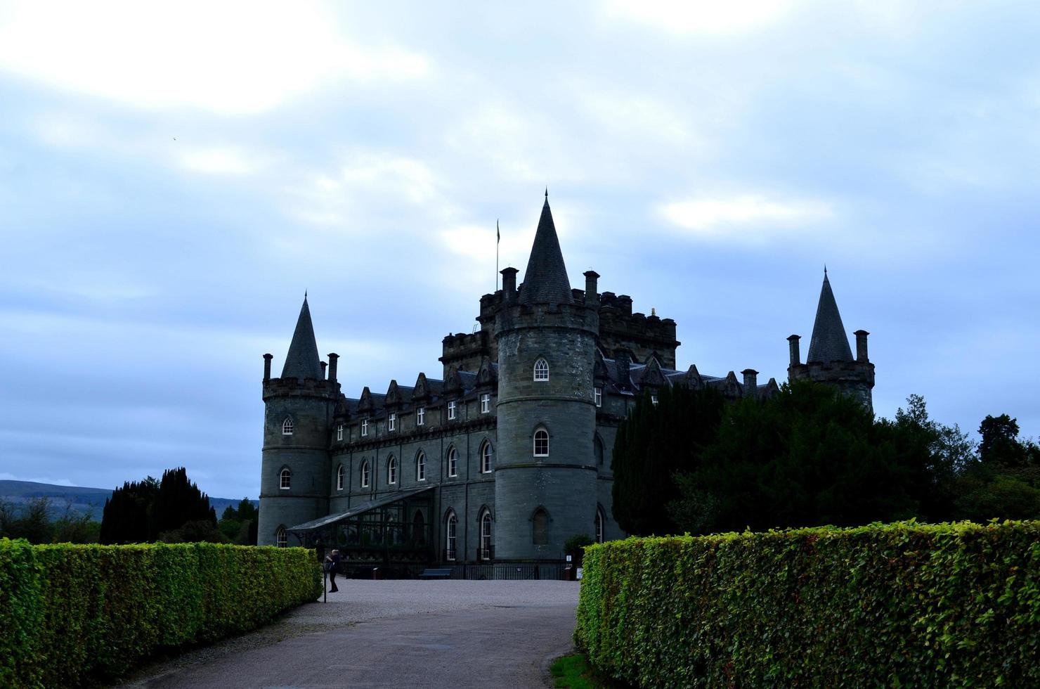 wunderschönes Inveraray Castle mit Türmchen und Türmen. foto