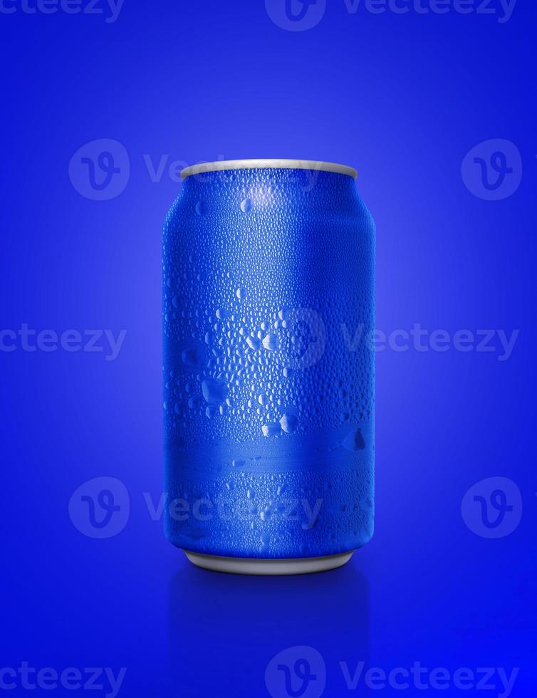 blaue Aluminiumdosen mit Wassertropfen auf blauem Hintergrund foto