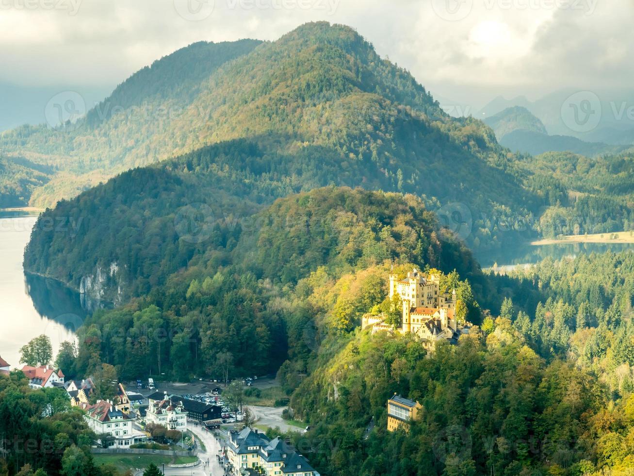 schloss hohenschwangau mit alpsee foto