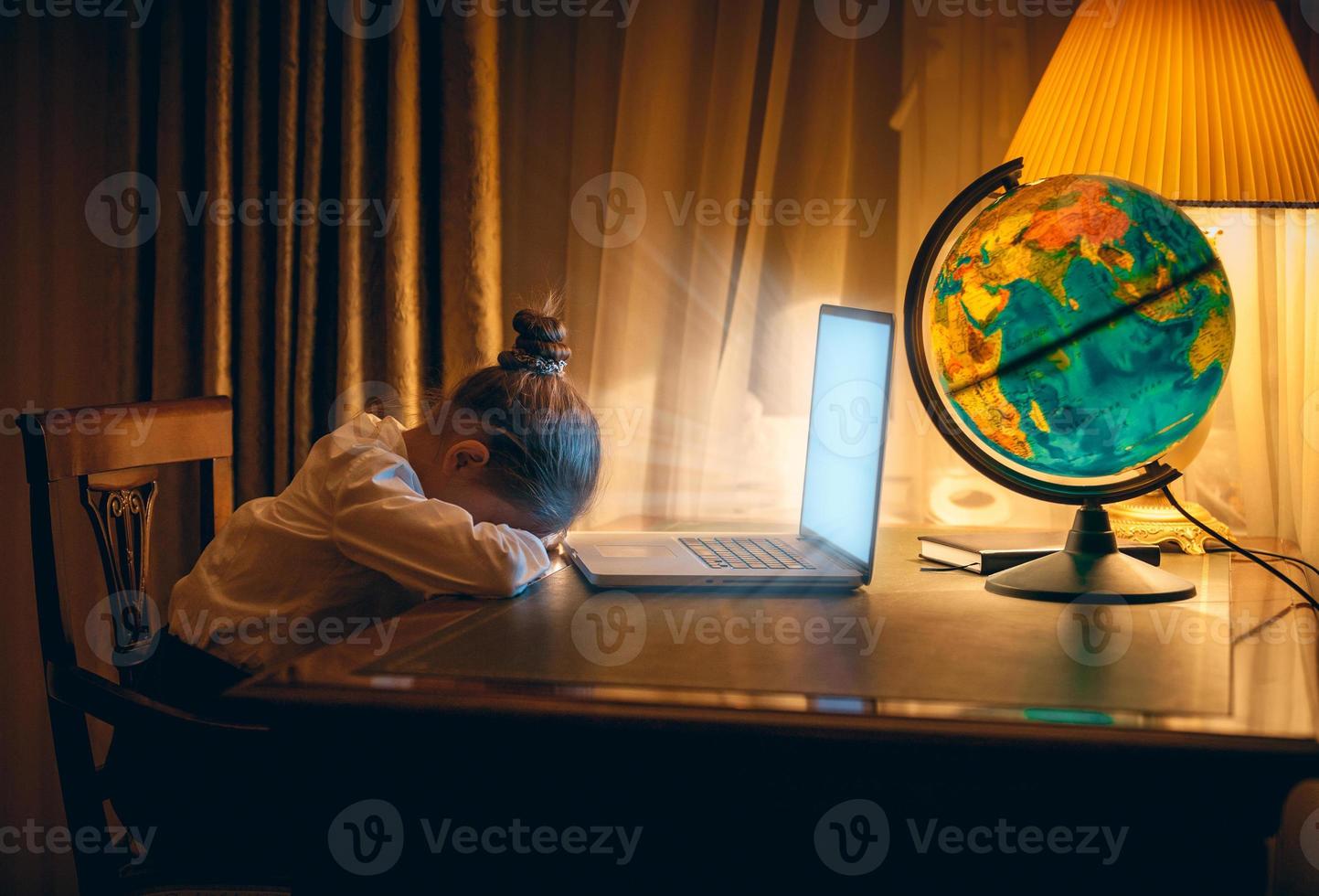 Mädchen schlief mit Laptop foto