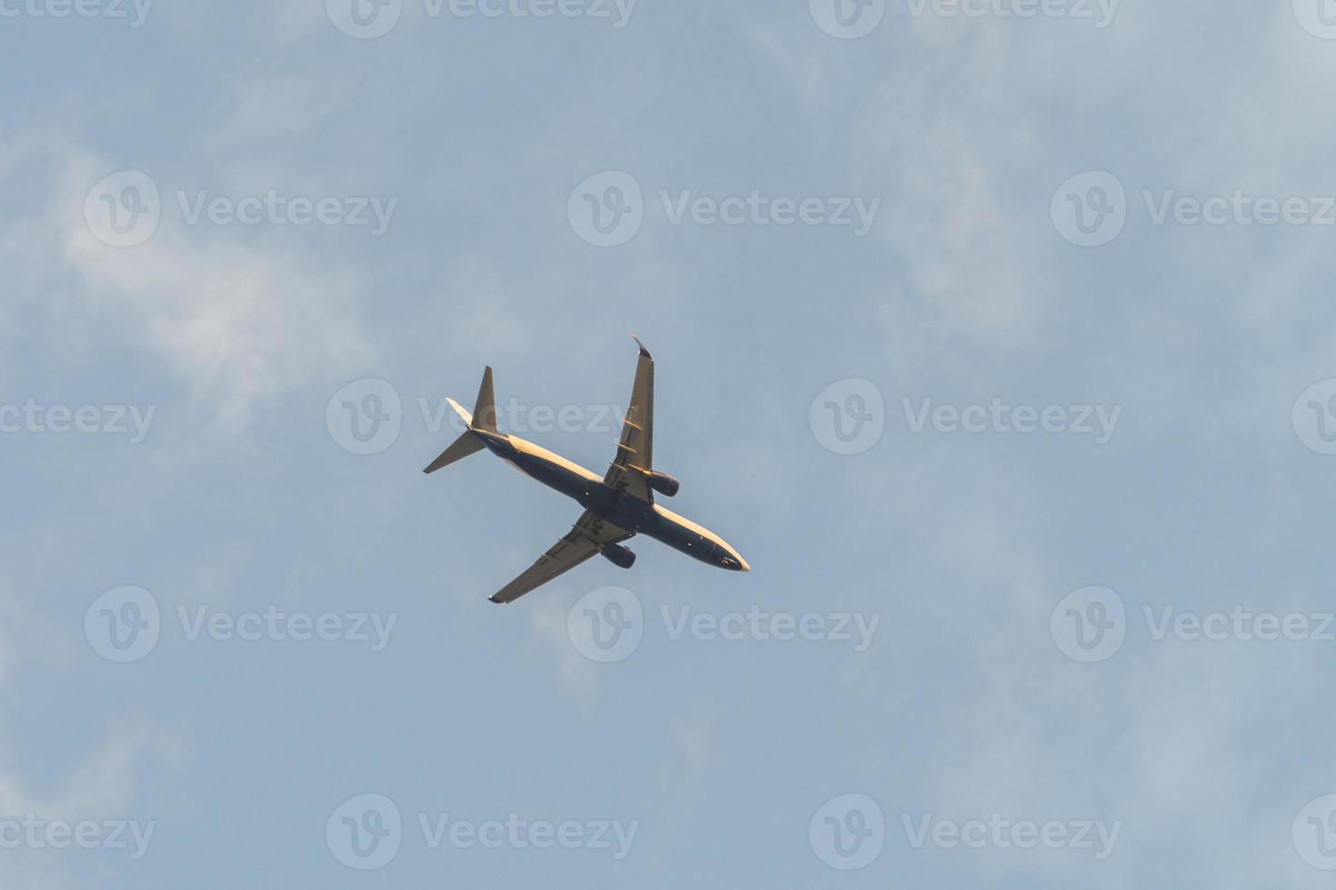 Bild des blauen Himmels und des Flugzeugs foto