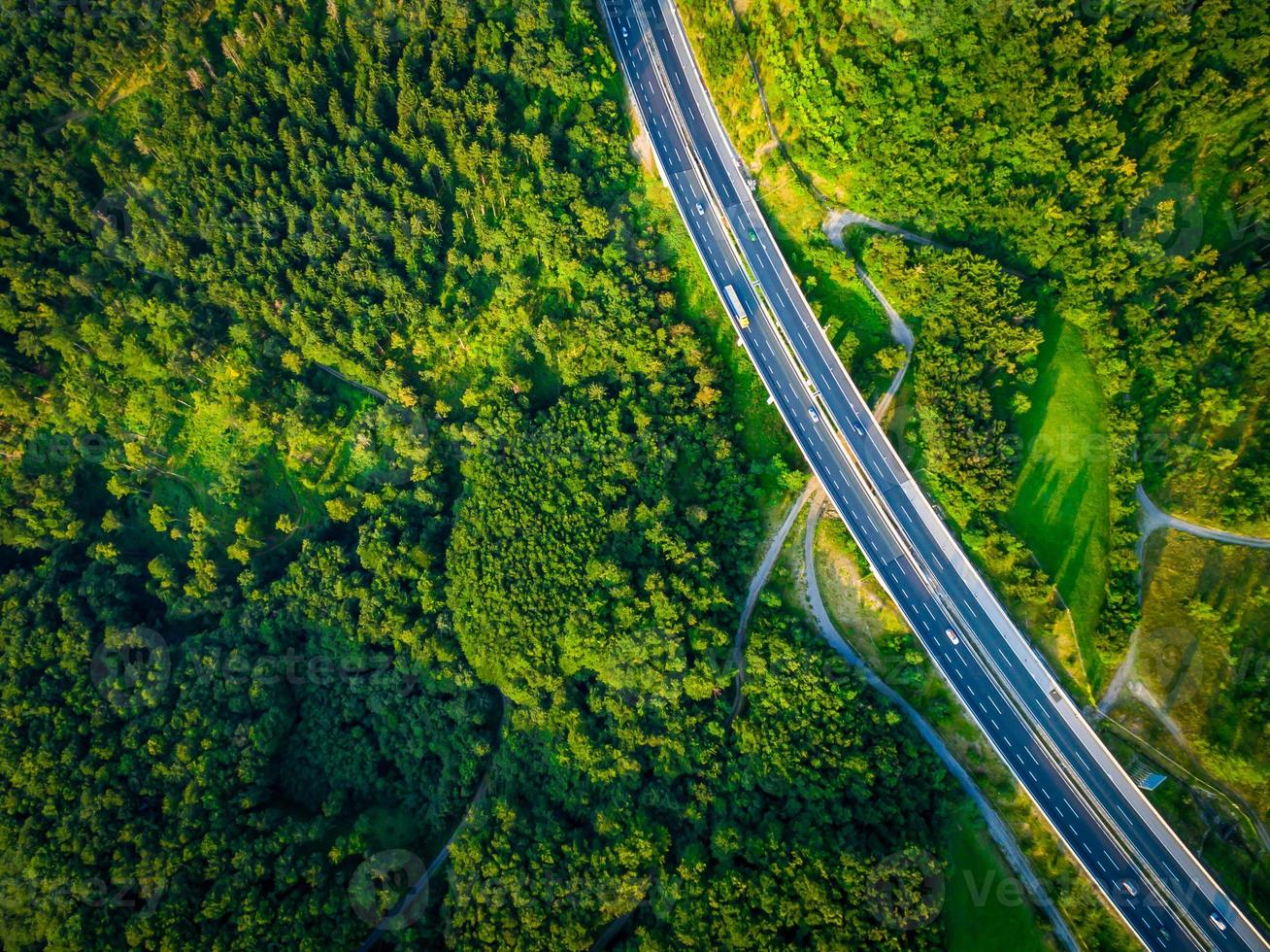 Autobahnen an landschaftlich reizvollen Orten in Europa ohne Verkehr foto