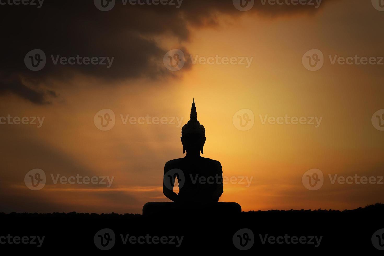 größte Buddha-Statue im Sonnenunterganghintergrund foto