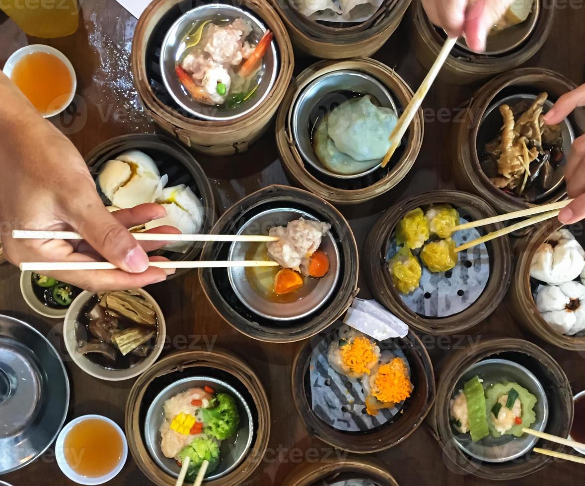 Chinesisches gedämpftes Dim Sum im Bambusdampfer foto