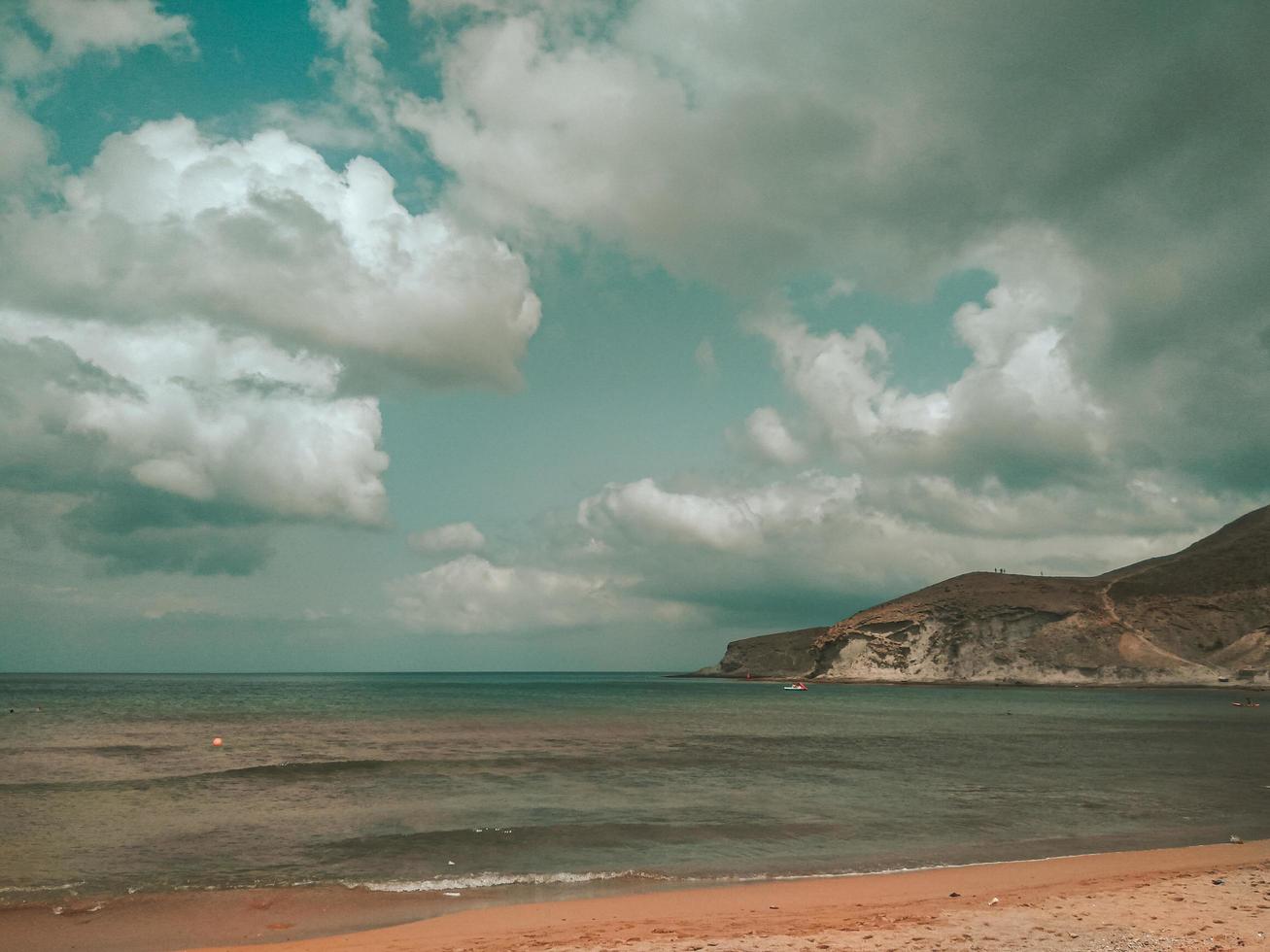 schöner strand und himmel blick sommer foto