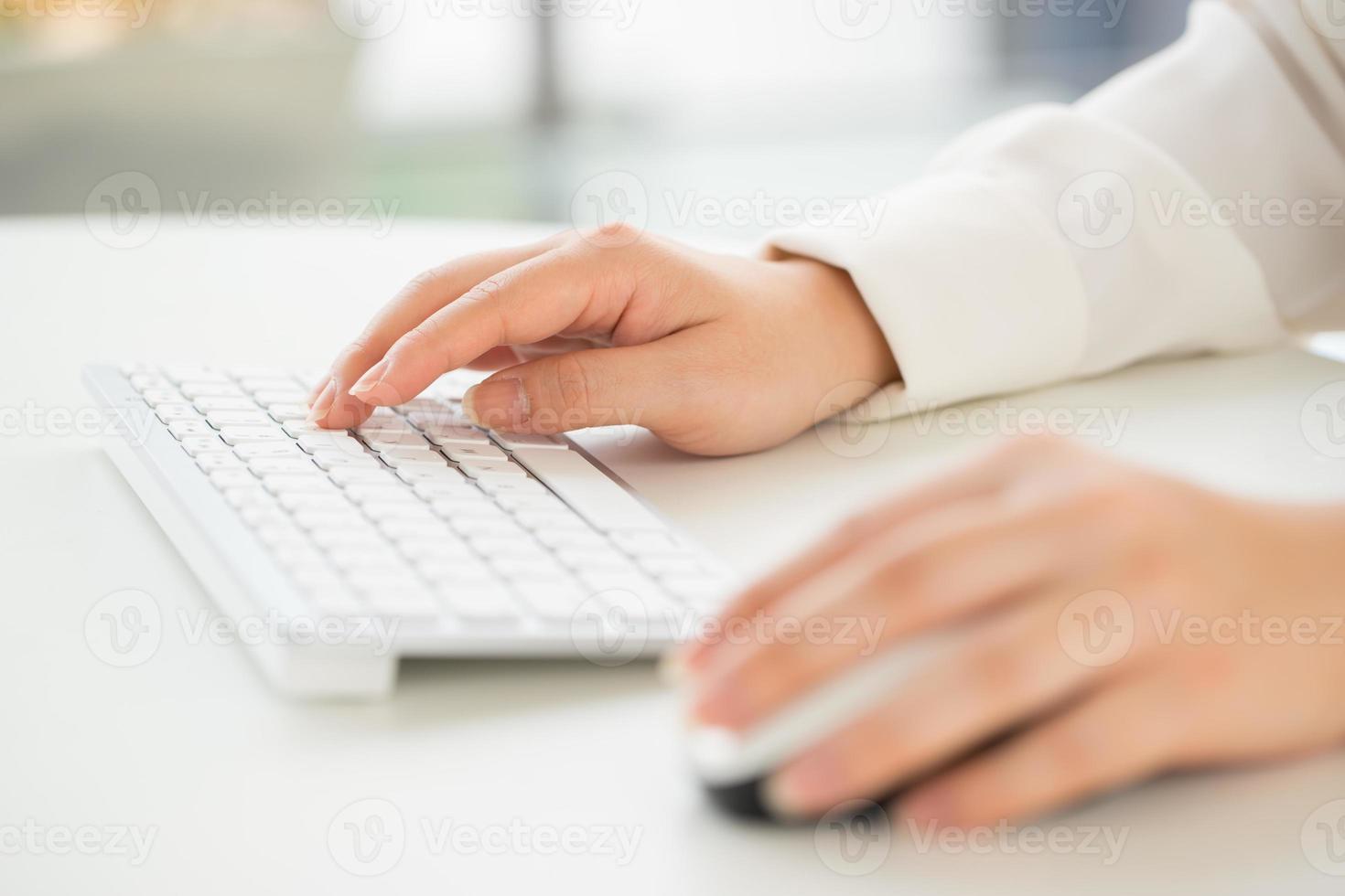 Hände einer Bürofrau, die Tastatur mit Kreditkarte tippt foto