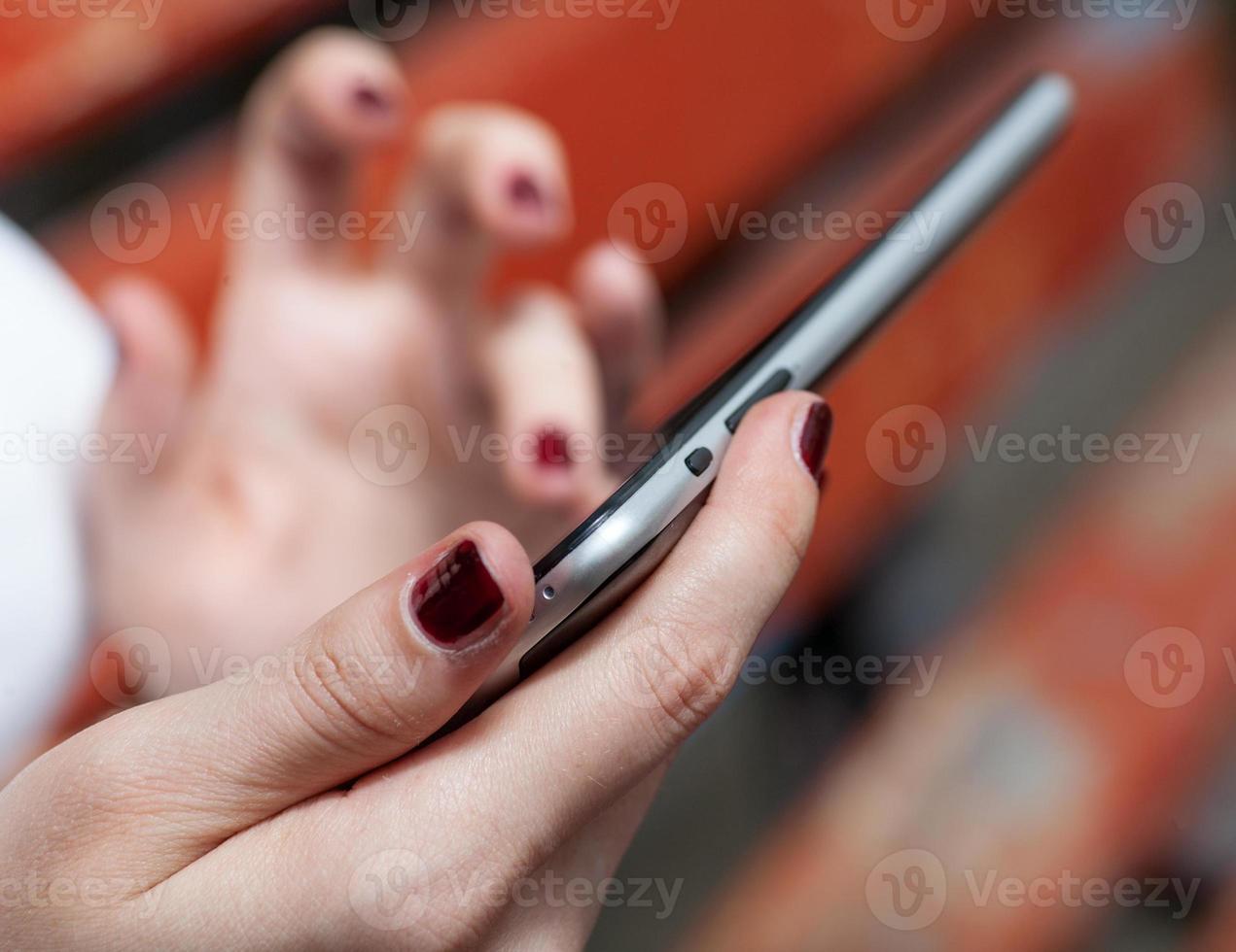 sehr Nahaufnahme der weiblichen Hände mit Tablette PC foto