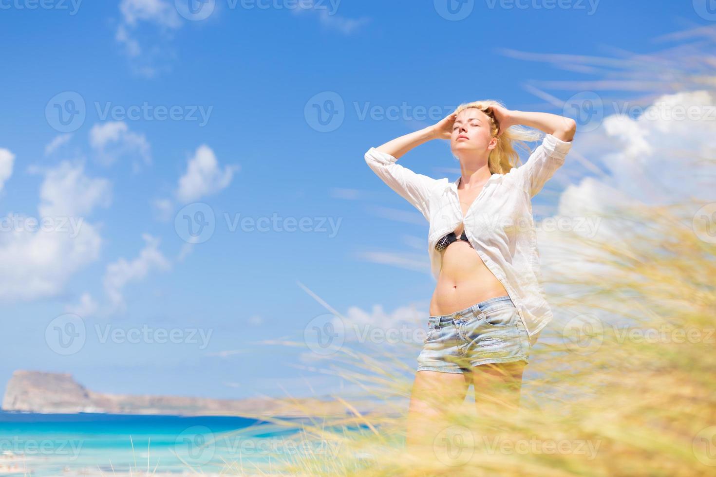 freie glückliche Frau, die Sonne im Urlaub genießt. foto