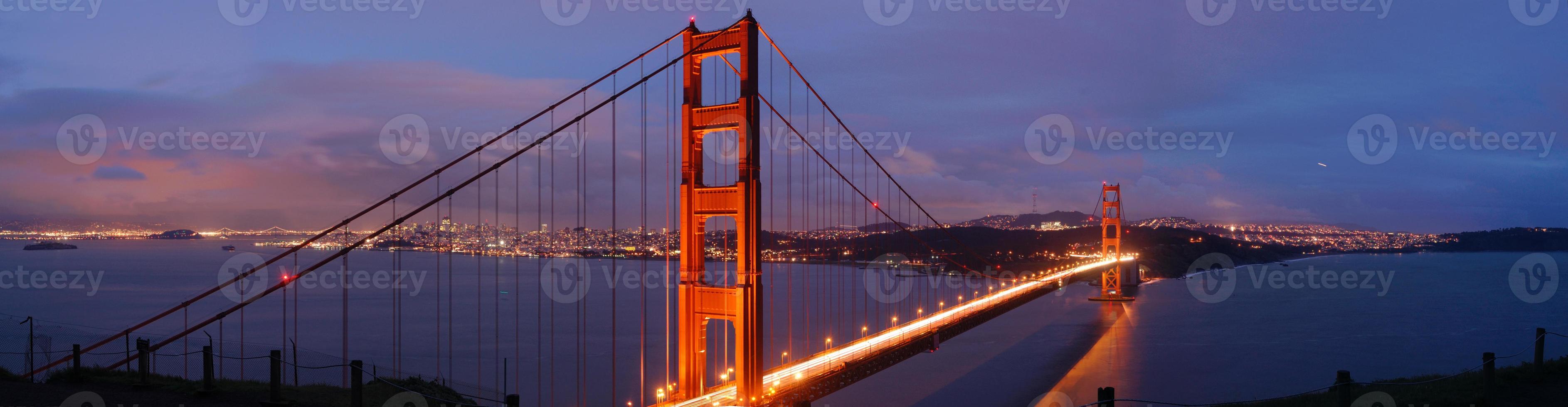 goldene Torbrücke in der Abenddämmerung foto