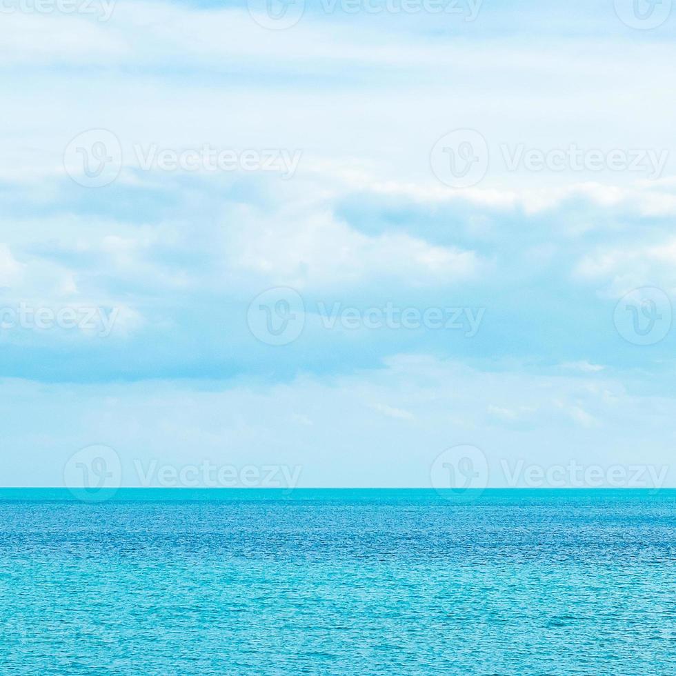 schöner Hintergrund des Ozeans und des blauen Himmels. entspannendes, sommer-, reise-, urlaubs- und urlaubskonzept foto