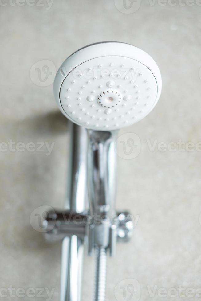 Duschkopf mit Wandhintergrund im modernen Badezimmer foto