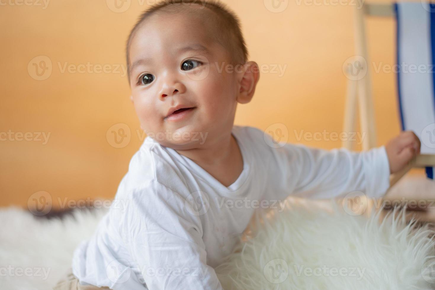 süßes kleines asiatisches baby, das lächelt und lacht. asiatisches baby glückliches und lächelndes gesicht. foto