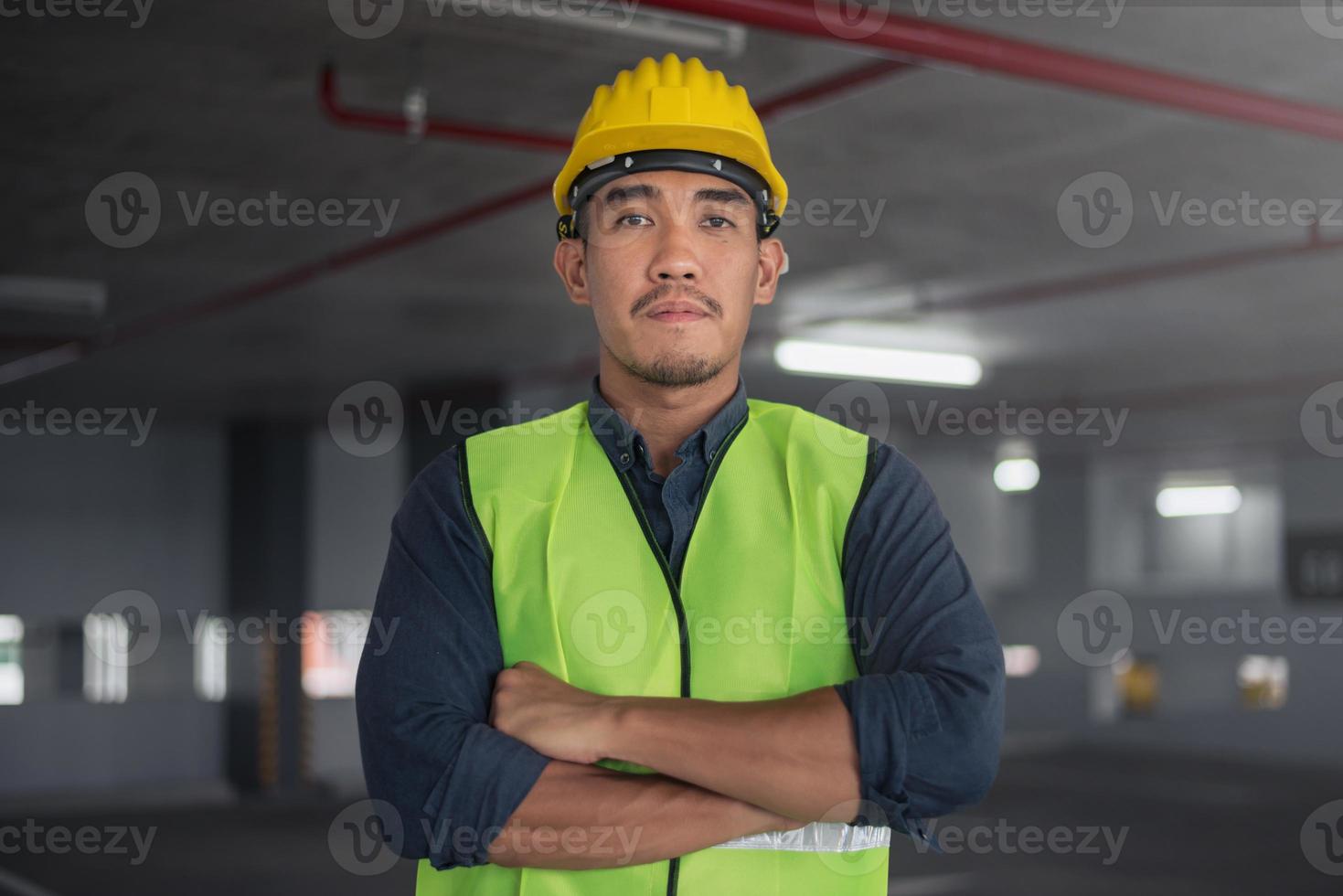 Bauarbeiter auf der Baustelle. Porträt eines Bauarbeiters. foto