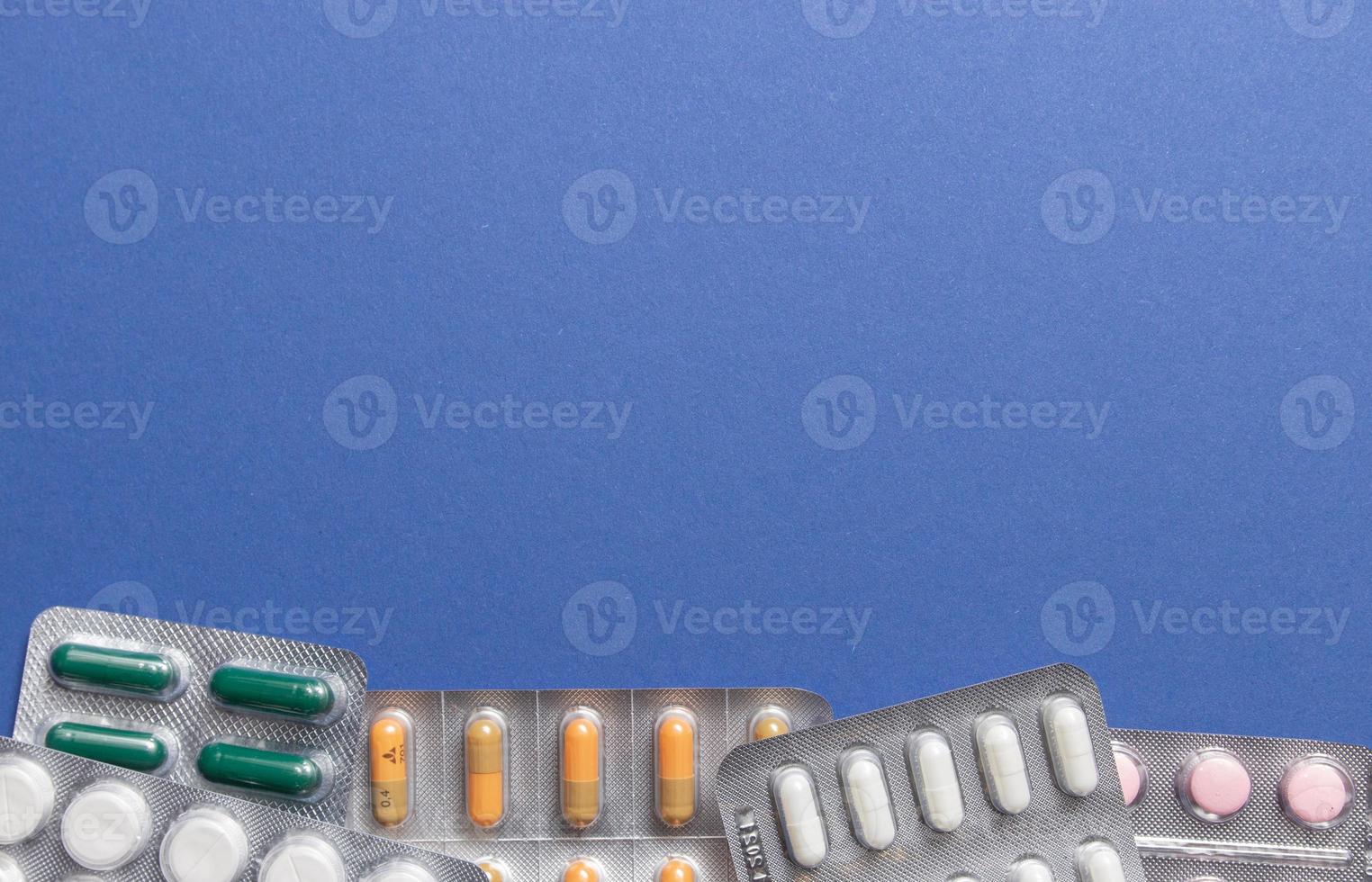 verschiedene medikamente, tabletten, pillen in blisterpackung, medikamente drogen auf blauem hintergrund. nahaufnahmefoto, kopierraum, draufsicht. hochwertiges Foto