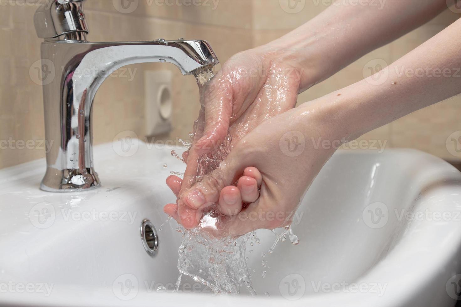 Hygiene. Hände reinigen. Händewaschen mit sauberem Wasser. Frauenhand. Schützen Sie sich vor einer Coronavirus-Covid-19-Pandemie. Nahaufnahmefoto foto
