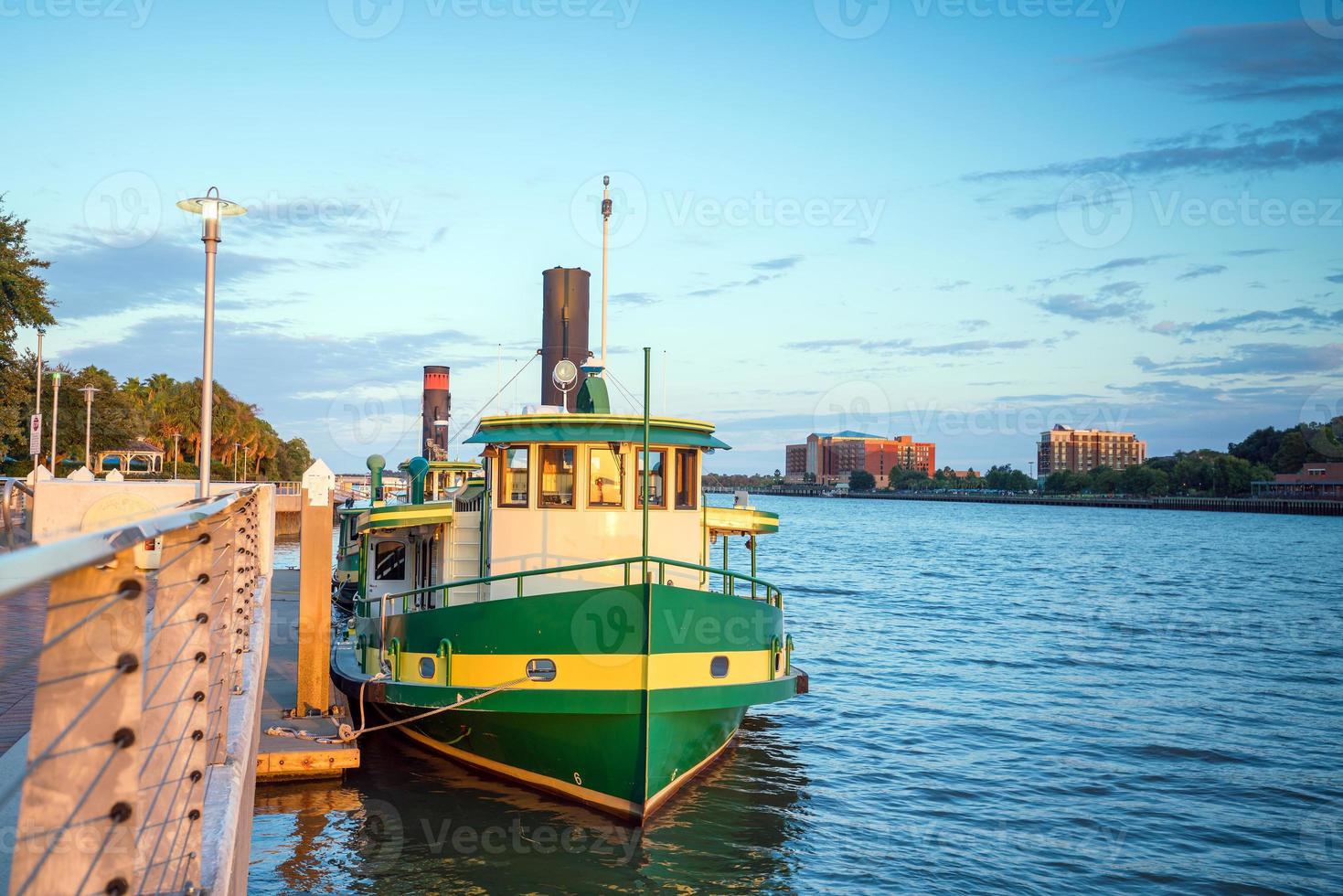 Downtown Savannah Riverfront mit blauem Himmel foto