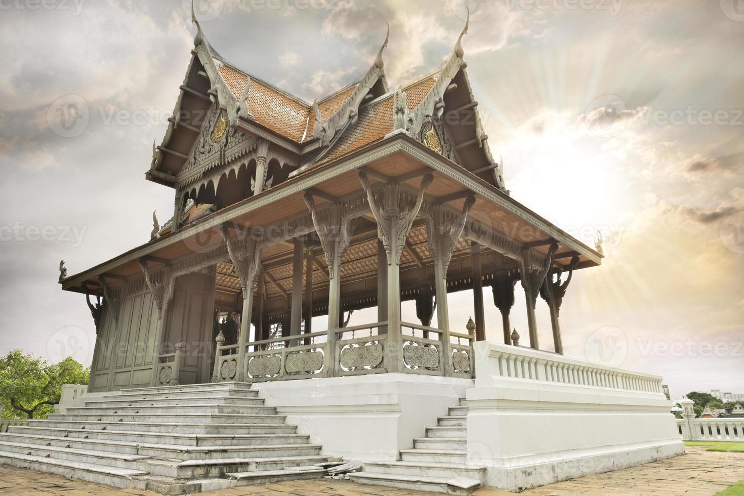 antiker thailändischer königlicher Palast im Garten foto