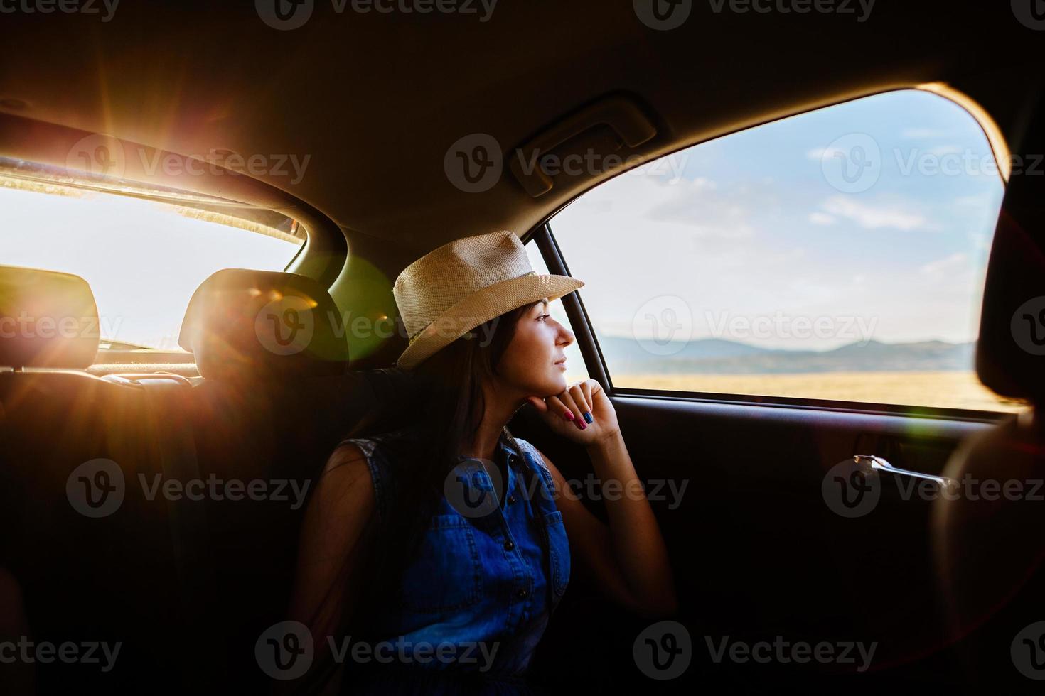 Frau reisen mit dem Auto mit Sonnenlicht und malerisch foto