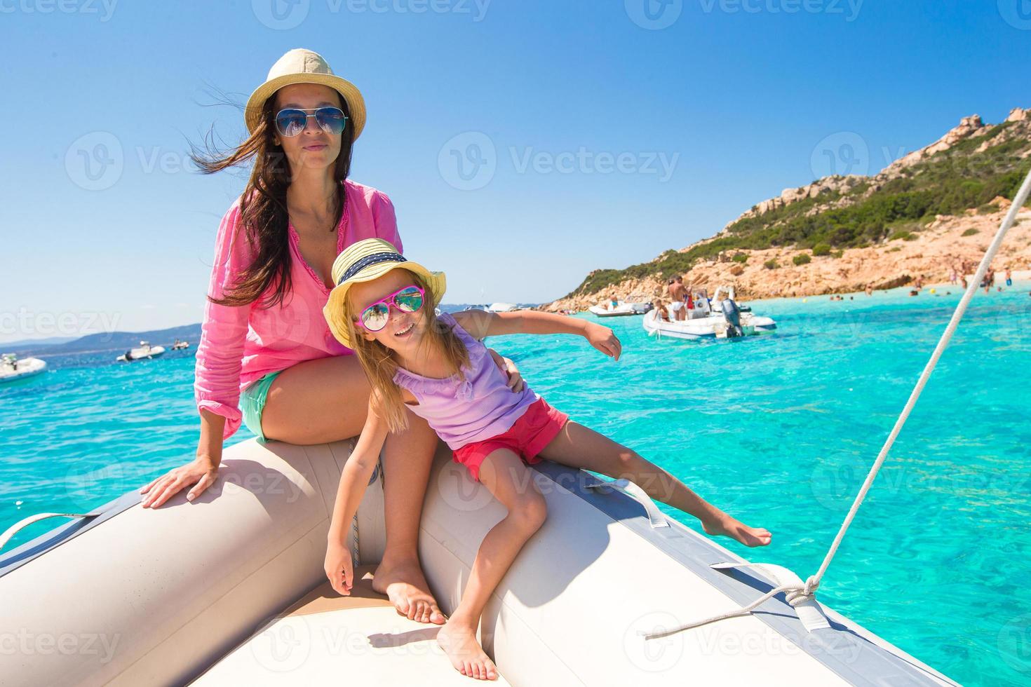 junge Mutter mit entzückender Tochter genießen Urlaub auf dem Boot foto