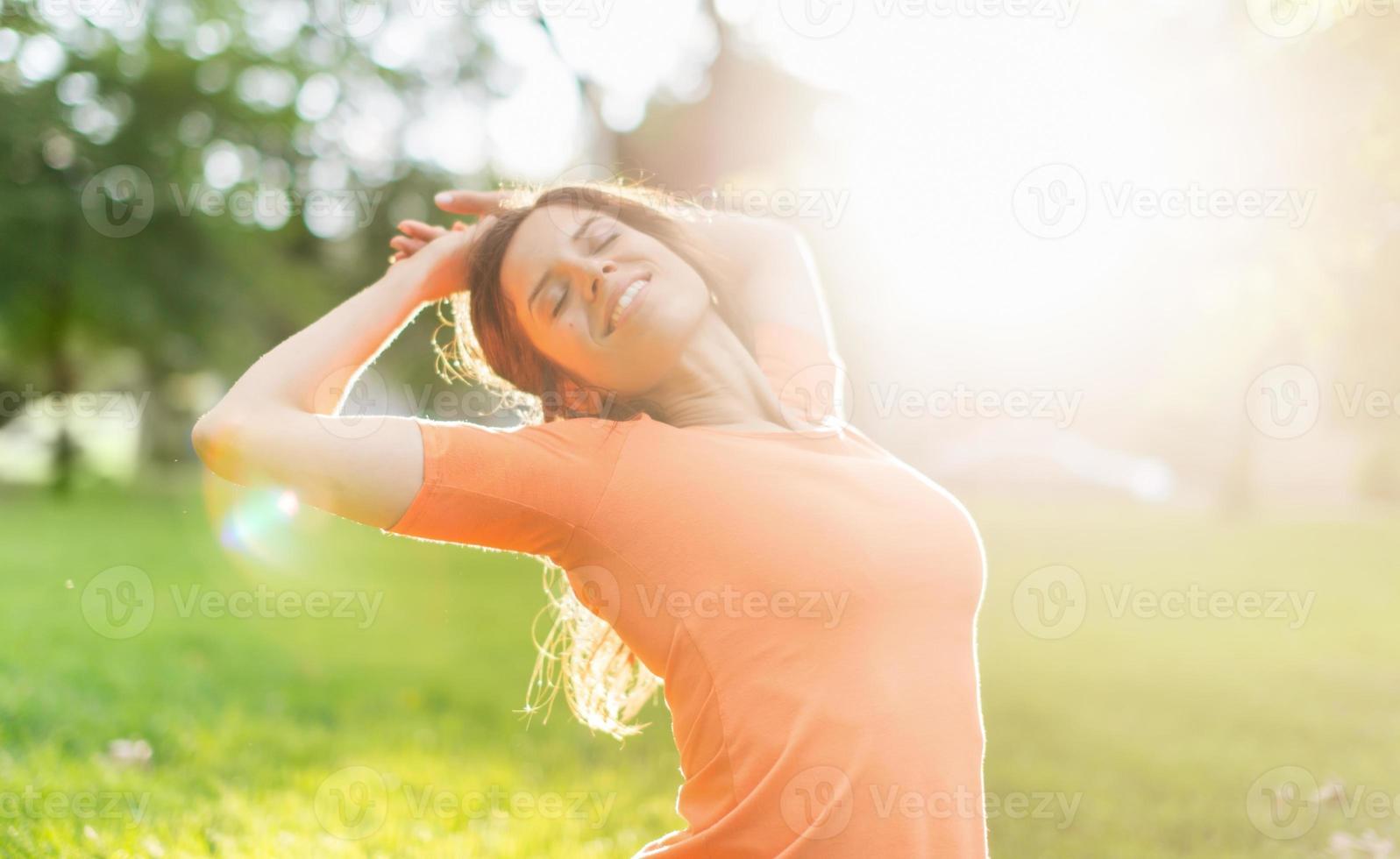 multiethnisches Mädchen, das die Wärme eines Sonnenuntergangs genießt foto