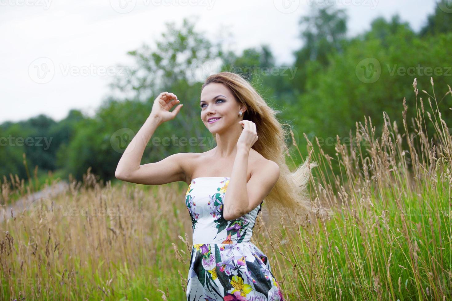 Schönheitsmädchen im Freien genießen Natur, blondes Mädchen im Kleid auf foto