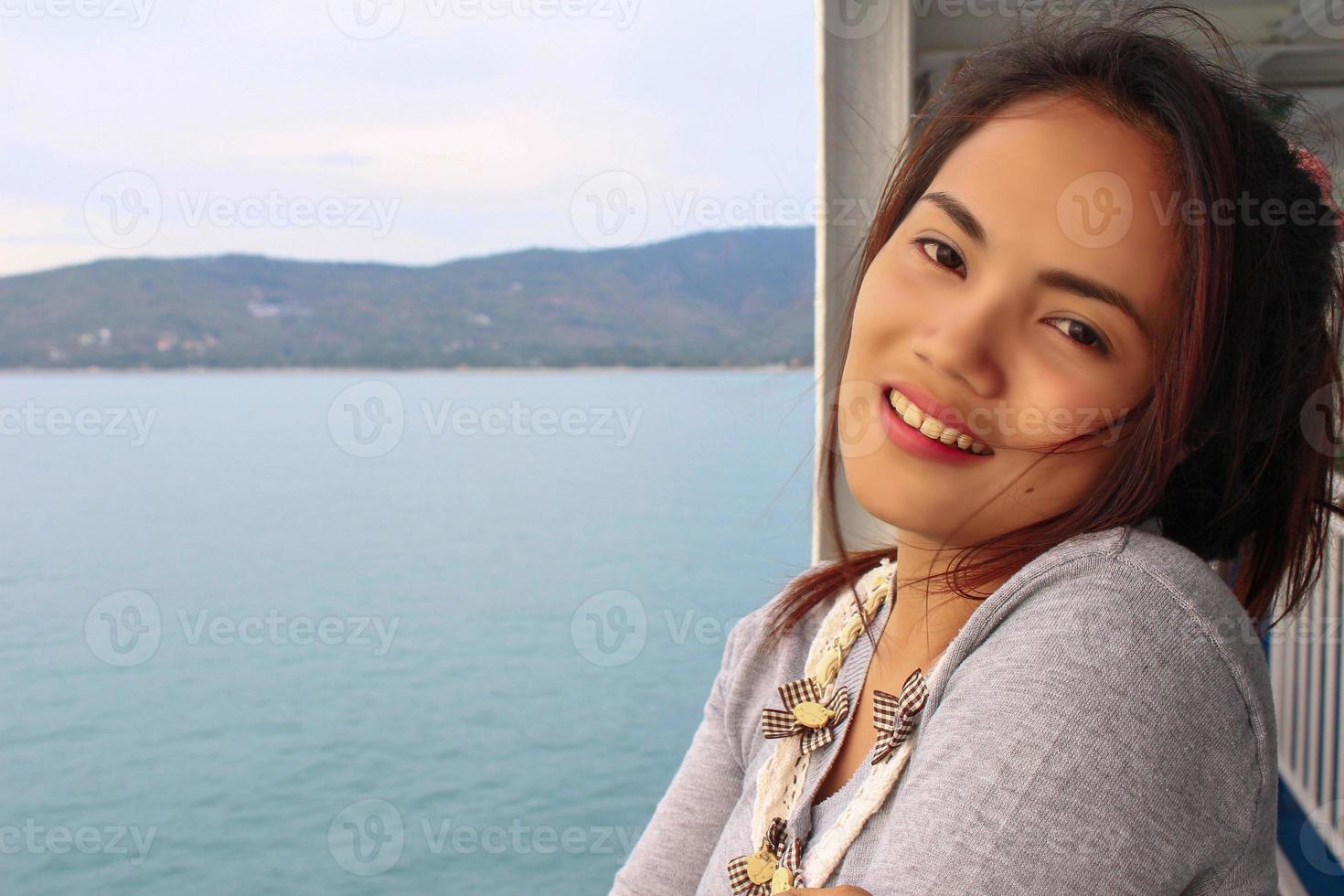 junges schönes asiatisches Mädchen romantisches Teenager-Modell genießen mit tra foto