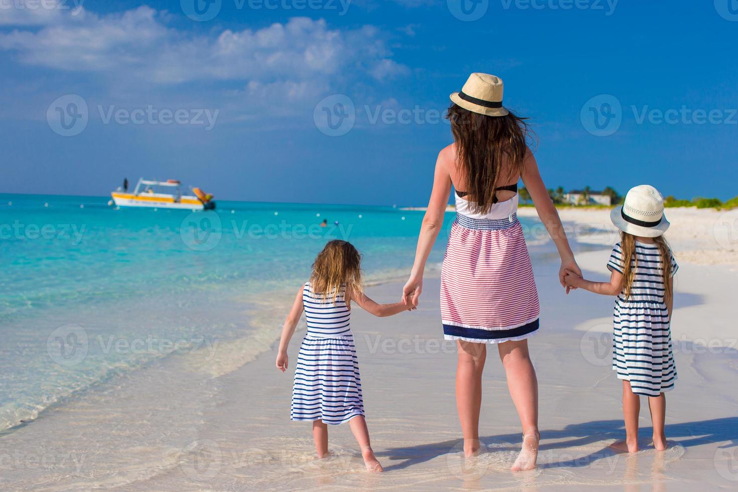 Rückansicht von Mutter und kleinen Töchtern genießen Sommerferien foto