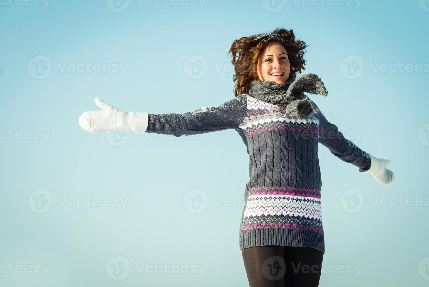 Porträt der jungen Frau viel Spaß und genießen Sie frischen Schnee foto