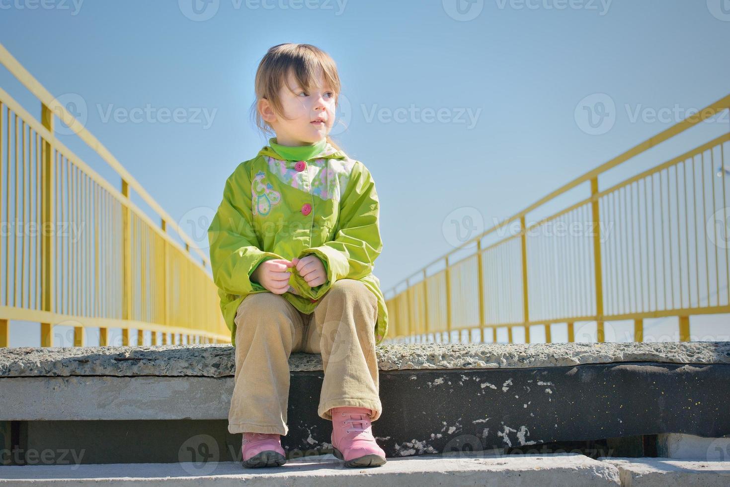 kleines Mädchen auf der Treppe schaut weg foto