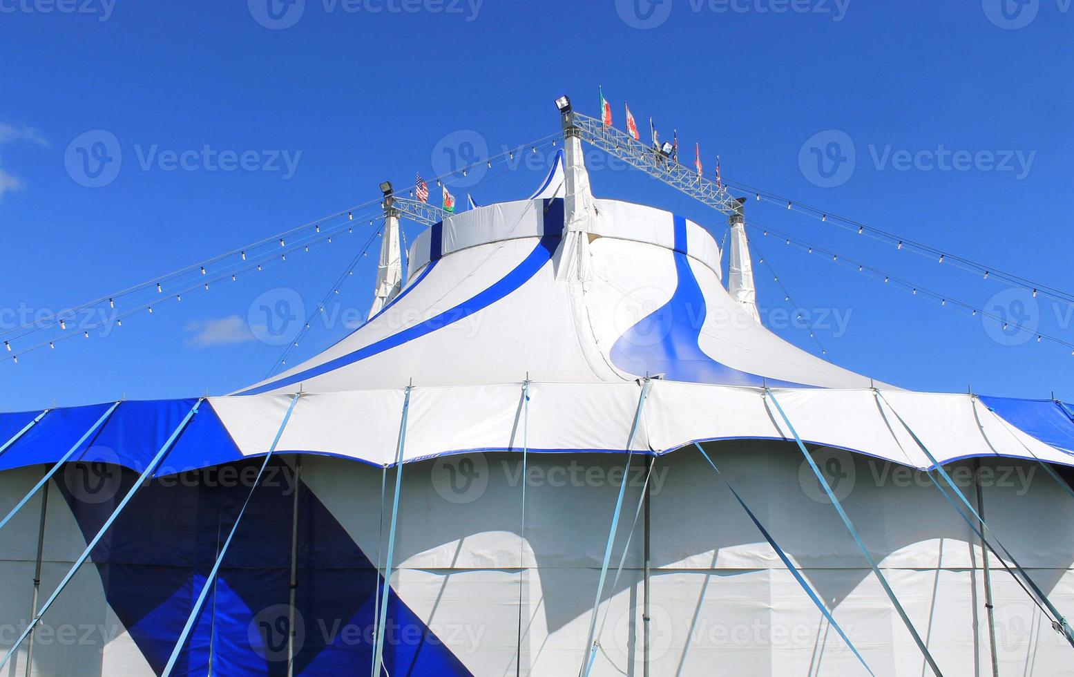 blaues und weißes Zirkuszelt mit großem Dach foto