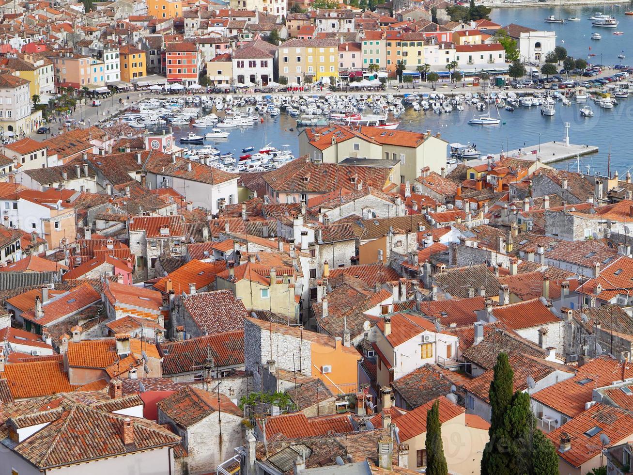 Blick aus der Vogelperspektive auf die schöne Altstadt in Rot und Orange Dach Europa Kroatien foto