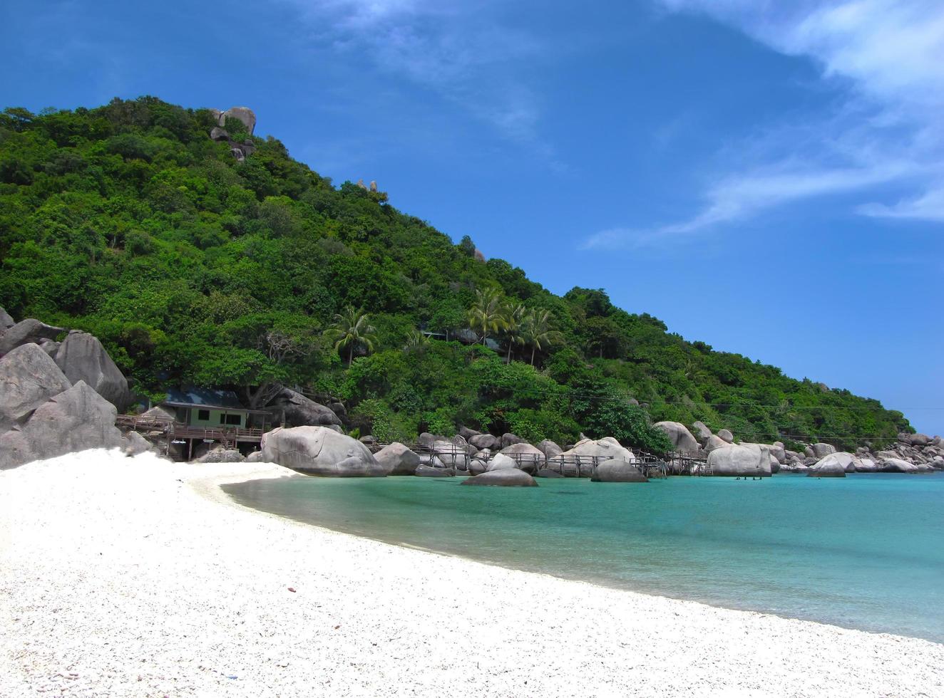 weißer sandstrand, smaragdgrüne andamanensee und strahlend blauer himmel foto