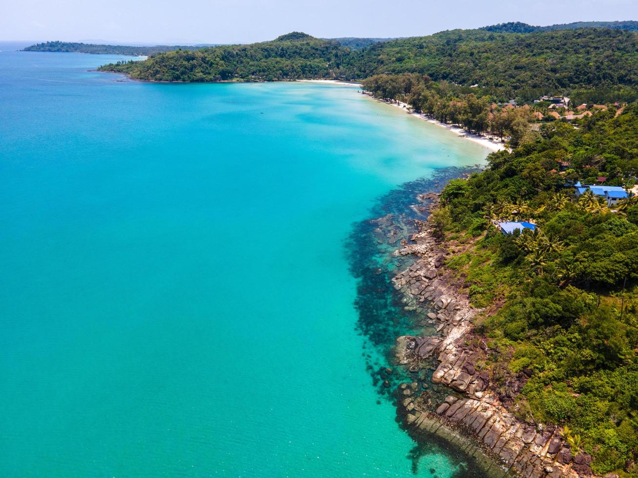 luftaufnahme der natur tropisches paradies inselstrand befehlen sie eine schöne sommerzeit am strand mit klarem wasser und blauem himmel in koh kood oder ko kut, thailand. foto