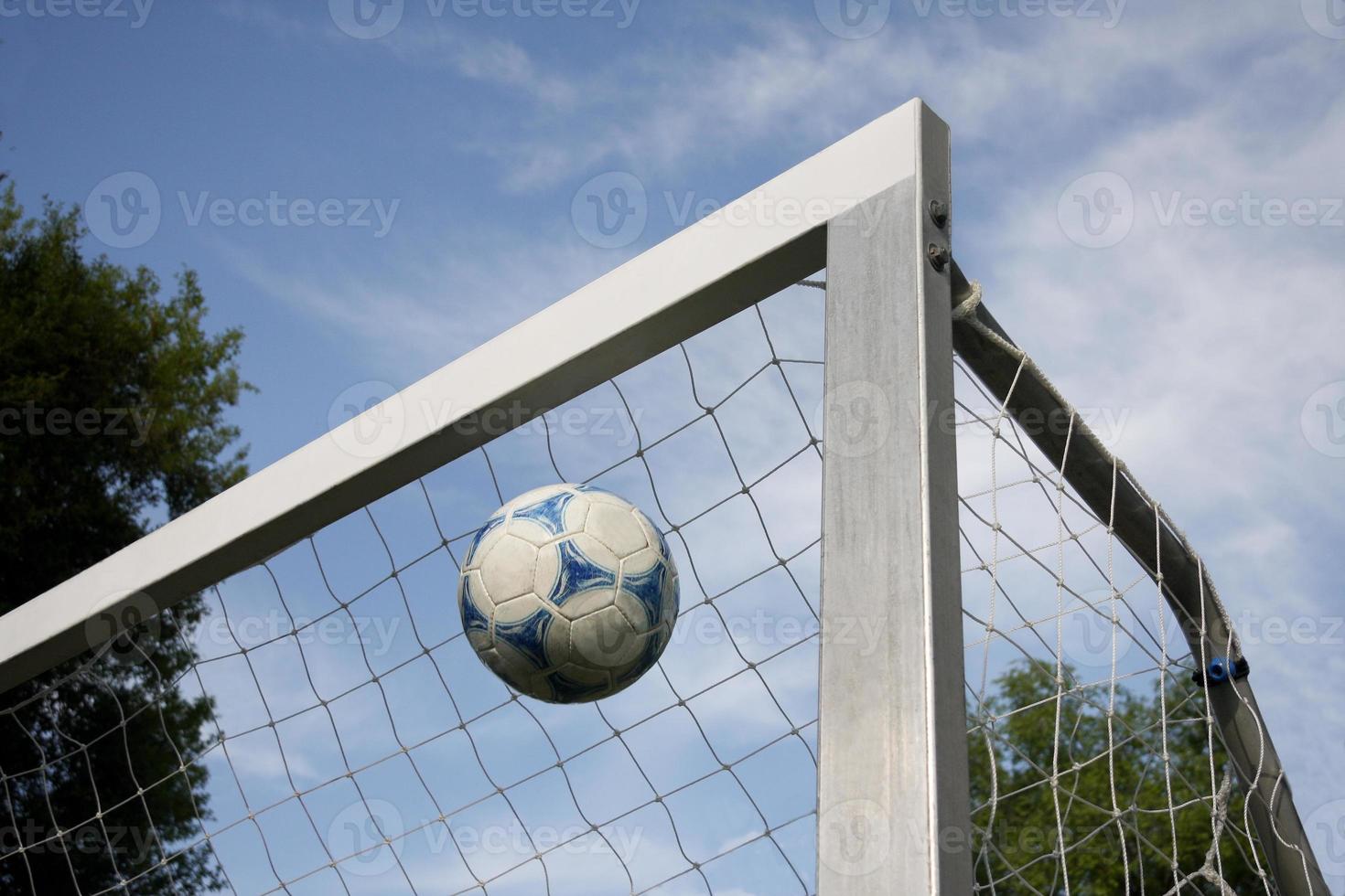 Fußball fliegt in ein Tor foto