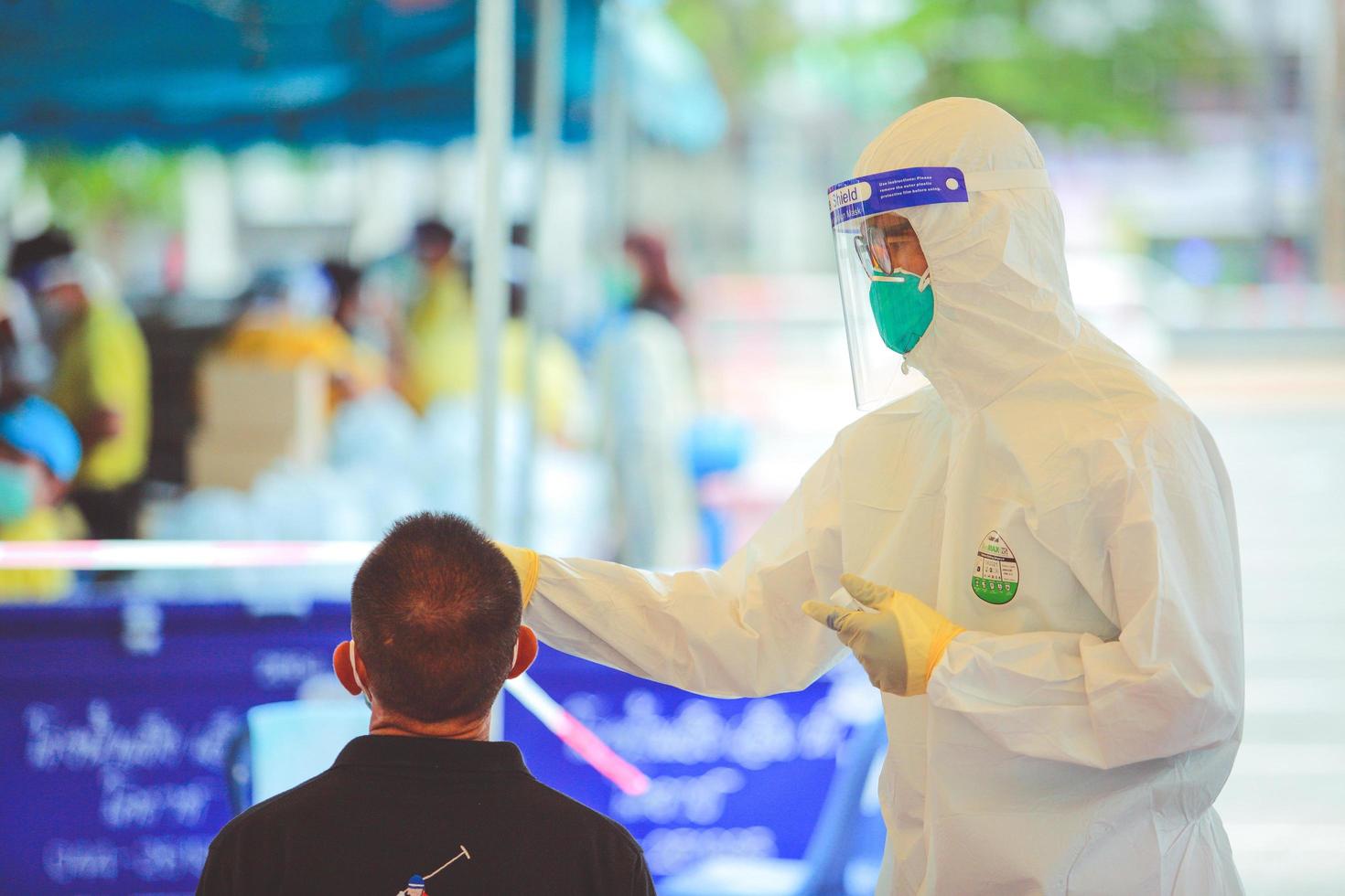 nakhon ratchasima, thailand - 24. april 2021 technische offiziere des öffentlichen gesundheitswesens sammeln absonderungspersonen für proaktives screenen covid19. foto