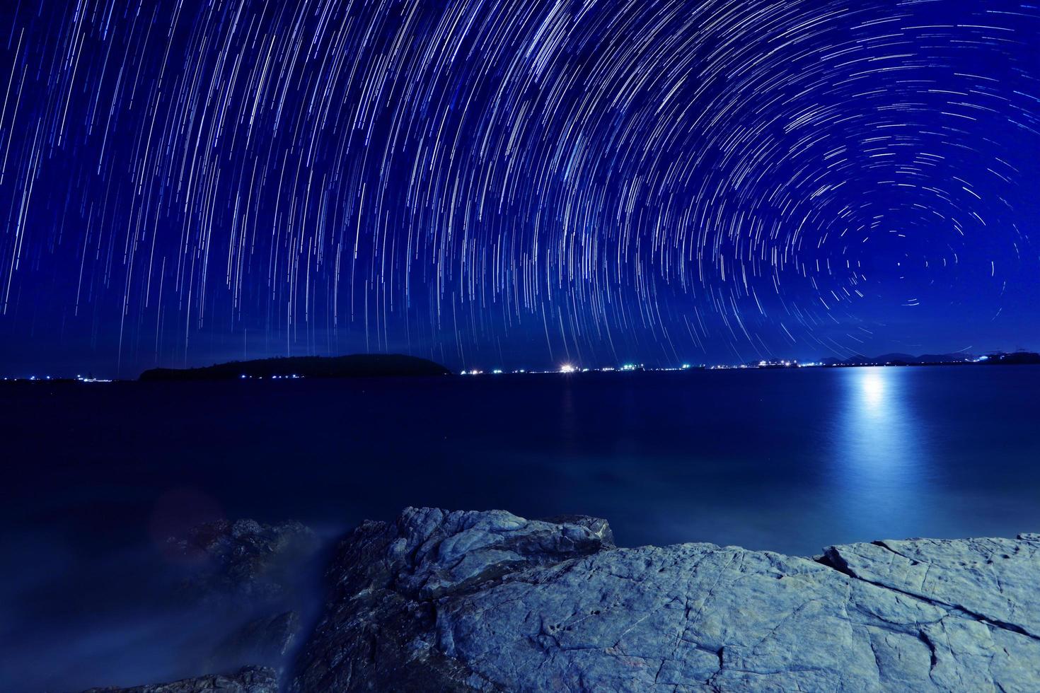schönes Sternspurbild während der Nacht foto