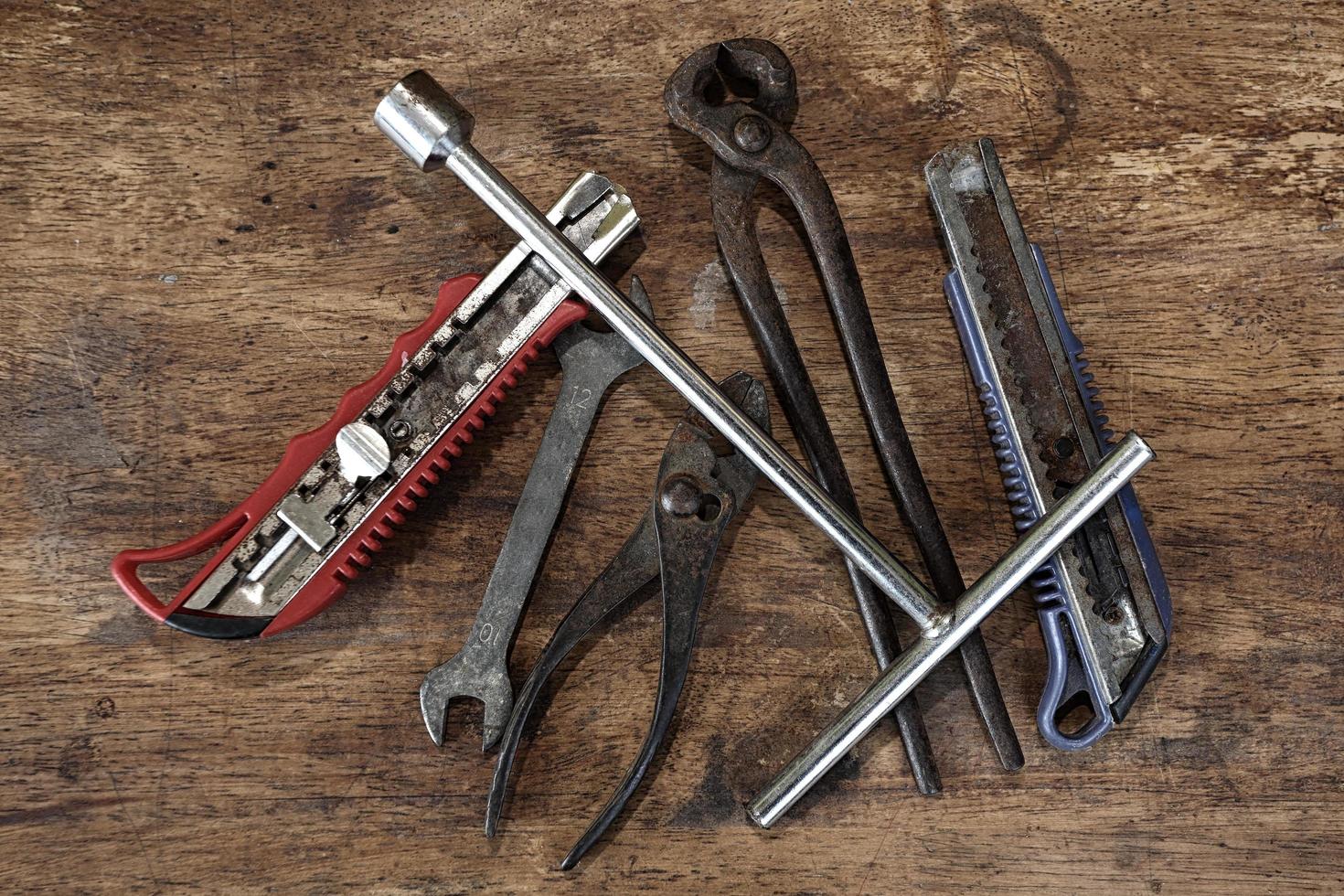alte Werkzeuge auf einem Holztisch foto