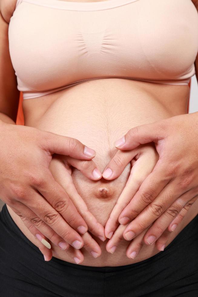 schwangere Frau weißen Hintergrund. foto